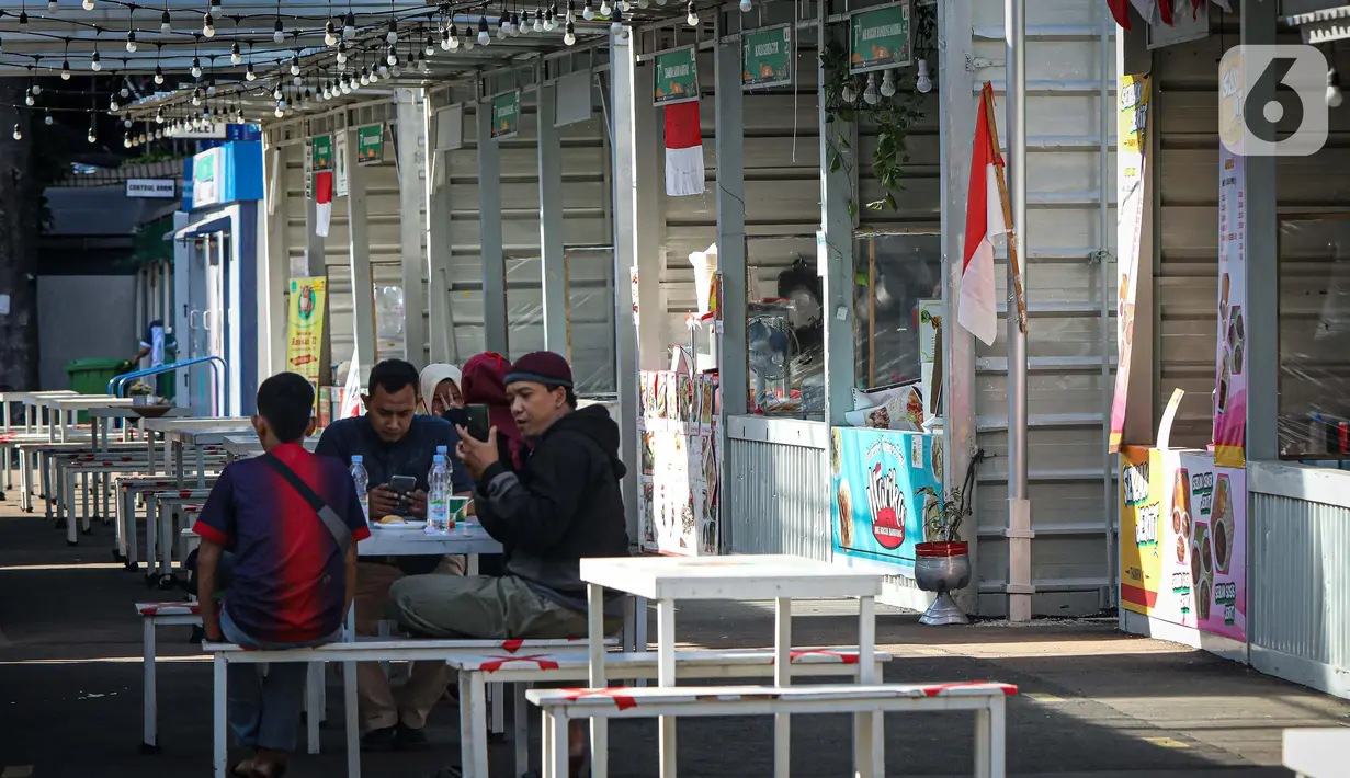 Pengunjung menikmati kuliner di kawasan Thamrin 10, Jakarta, Senin (7/9/2020). Sejumlah gerai UMKM masih tampak sepi pengunjung saat masa perpanjang PSBB di kawasan DKI Jakarta. (Liputan6.com/Faizal Fanani)