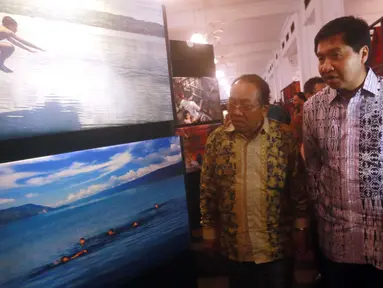 Anggota DPR RI Komisi XI Maruarar Sirait (kanan) didampingi Ketua DPRD Sumatera Utara Wagirin Arman (kiri) meninjau pembukaan pameran Foto Toba Nauli 2017 di Museum Mandiri, Jakarta, Kamis (27/7). (Liputan6.com/Pool)