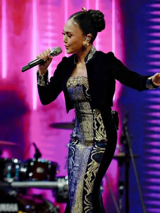 Yuni Shara dengan wastra nusantara (Instagram/yunishara36)