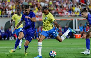 Joao Pedro berupaya menendang bola ke gawang saat dikawal oleh bek Kroasia Duje Caleta-Car dalam laga uji coba internasional di Camping World Stadium, Florida, 1 April 2026. (AP Photo/Kevin Kolczynski)