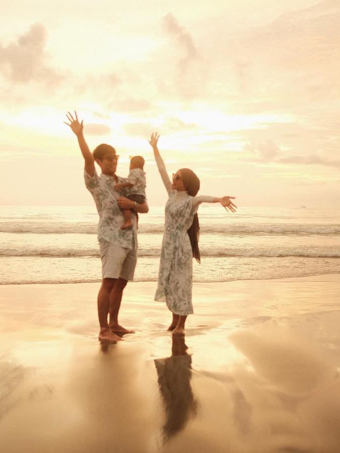 Sementara Billar dan Fatih kompak pakai kemeja bermotif yang dipadu celana pendek. @rizkybillar @lestykejora.