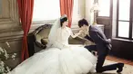 Seorang pria asal Beijing, China bersama boneka seks, yang menjadi mempelai wanita, saat melakukan sesi foto pada pesta pernikahan mereka. Pria 28 tahun yang tidak disebutkan namanya itu divonis mengidap penyakit kanker mematikan. (dailymail.co.uk)
