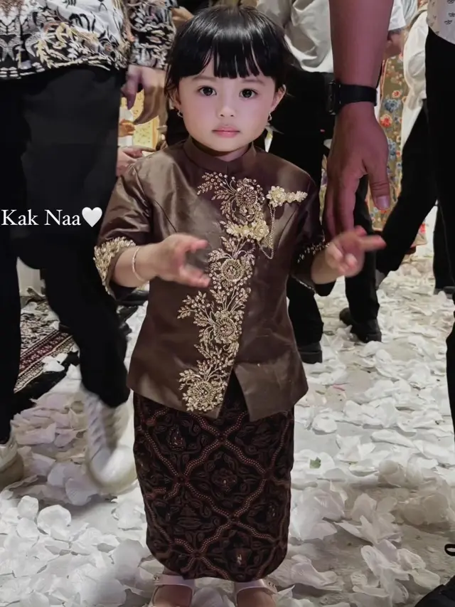 6 Gaya Kompak Dua Bayi Gemas Ameena dan Azura Pakai Kebaya Janggan di Acara Tedak Siten, Bak Jeng Yah Gadis Kretek Versi Mini