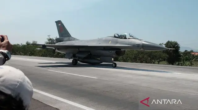 Pesawat Tempur TNI Mendarat di Tol Probolinggo