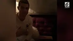 Cristiano Ronaldo mencuri perhatian publik saat ucapkan salam kala bertemu dengan petarung UFC asal Rusia, Khabib Nurmagomedov.
