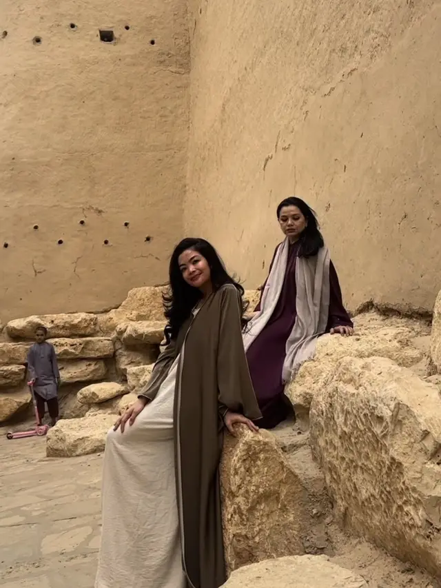 Istri Menteri Perekonomian dan Menteri Olahraga saat menjalankan ibadah umrah. [@yanti.airlangga]