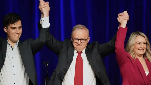 PM Anthony Albanese (tengah) menang pemilu Australia. Ia menjadi pemimpin Australia pertama yang terpilih berturut-turut untuk periode kedua pada Sabtu 3 Mei 2025. (AP/Rick Rycroft)