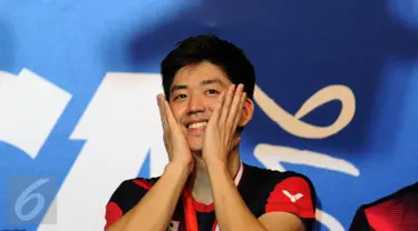 Ganda putra Korsel, Lee Yong Dae menutup wajah saat berada di podium kemenangan usai menumbangkan Chai Biao/Hong Wei (Tiongkok) 13-21, 21-13, 21-16 di final BCA Indonesia Open 2016, Jakarta, Minggu (5/6/2016). (Liputan6.com/Helmi Fithriansyah)