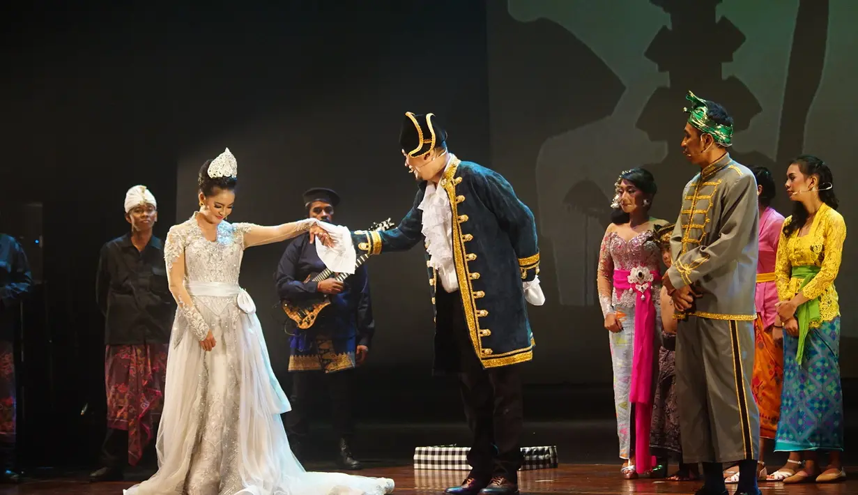 Dalam cerita itu rakyatnya hidup dalam koloni di mana kehidupannya tak melulu soal cinta dan kegiatan ritual, namun juga menyinggung tertib pajak. Para lascar bayaran itu lah yang bertugas mengawasinya. (Nurwahyunan/Bintang.com)