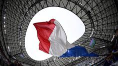 Aksi suporter Prancis dengan bendera negaranya saat laga Grup A Piala Eropa 2016 antara Prancis melawan Albania di Stade Velodrome, Marseille, (15/6/2016). (AFP/Franck Fife)