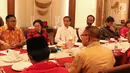 Presiden RI, Joko Widodo (tengah) saat melakukan pertemuan dengan pimpinan partai politik pendukung di Pilpres 2019, Jakarta, Kamis (9/8). Pertemuan membahas koalisi jelang pendaftaran bakal Capres/Cawapres Pilpres 2019. (Liputan6.com/Helmi Fithriansyah)