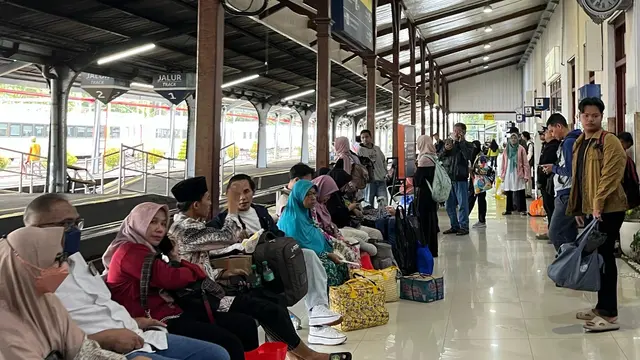 Para penumpang kereta api   menunggu kedatangan kereta api di Staisun  Jember (Istimewa)