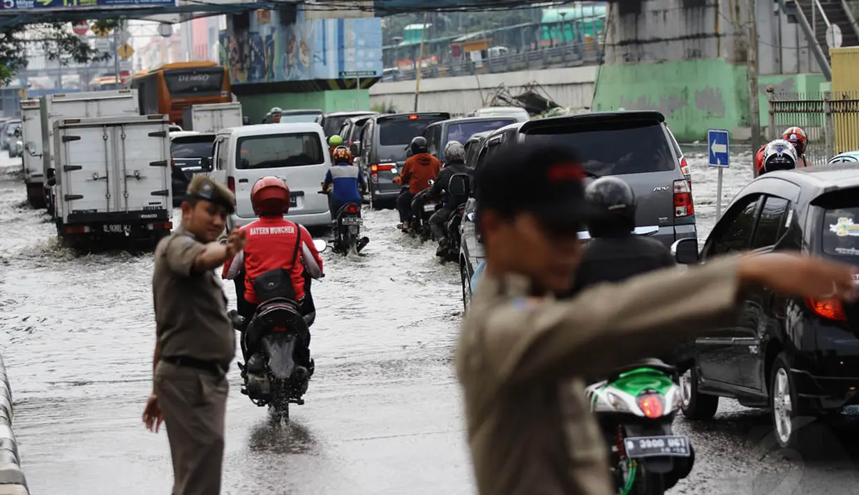 Sejumlah petugas terlihat diturunkan ke lapangan untuk mengatur lalu-lintas di kawasan Mangga Dua, Jakarta Utara, Kamis (20/11/2014). (Liputan6.com/Faizal Fanani)
