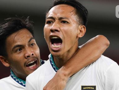 Pesepak bola Timnas Indonesia U-22 Beckham Putra Nugraha (kanan) berteriak usai mencetak gol ke gawang Lebanon pada pertandingan Internasional Friendly Match di Stadion Utama Gelora Bung Karno, Jakarta, Minggu (16/4/2023). (Liputan6.com/Herman Zakharia)