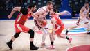<p>Pemain Timnas Basket Latvia, Davis Bertans (tengah) berusaha melewati adangan dua pemain Timnas Basket Lebanon, Hayk Gyokchyan (kiri) dan Karim Zeinoun pada laga pembuka Grup H Piala Dunia FIBA 2023 di Indonesia Arena, Kompleks Gelora Bung Karno, Senayan, Jakarta, Jumat (25/08/2023). (Bola.com/Bagaskara Lazuardi)</p>