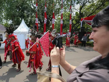 Tamu negara asing berfoto bersama para penari Cakalele usai pelaksanaan upacara peringatan Proklamasi 17 Agustus di Halaman Istana Merdeka, Jakarta, Senin (17/8/2015). (Liputan6.com/Faizal Fanani)