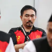 Pria yang juga dikenal sebagai guru spiritual para artis itu menjalani sidang di Pengadilan Negeri Jakarta Selatan. Agendanya adalah pembacaan vonis. (Adrian Putra/Bintang.com)