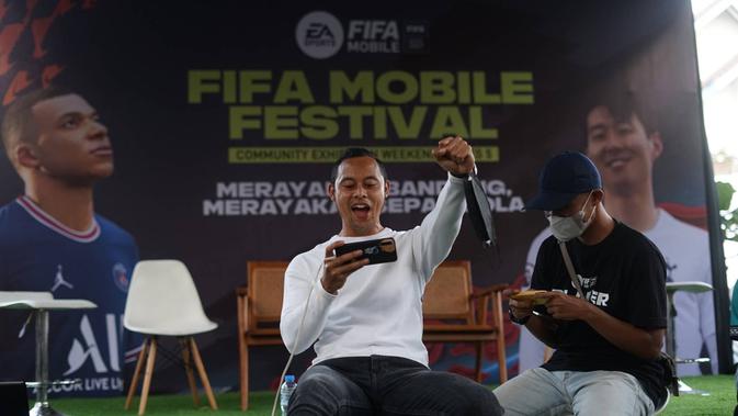 <p>Atep ikutan main game FIFA Mobile bersama peserta FIFA Mobile Festival di Bandung. (Doc: Istimewa)</p>