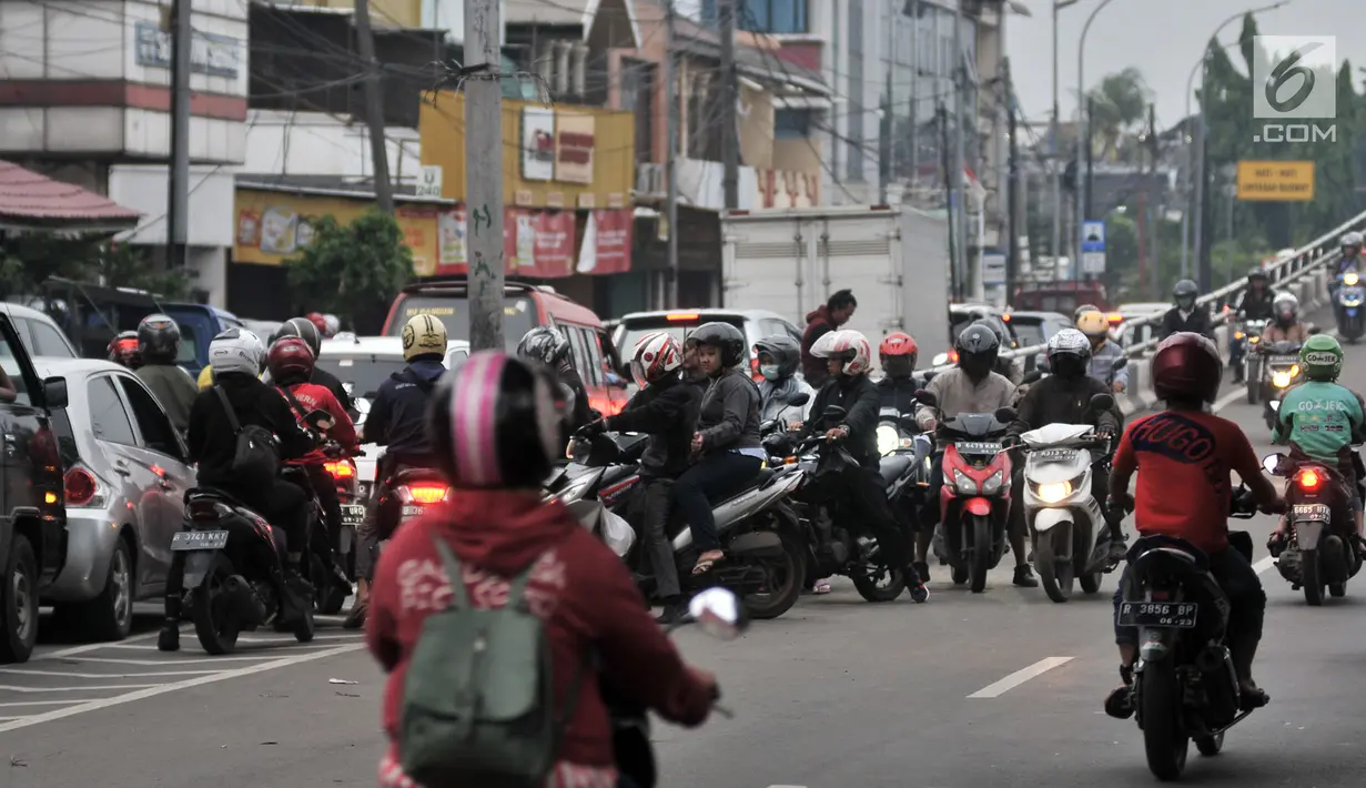 Pengendara sepeda motor melawan arah di jalan layang atau flyover Buaran, Jakarta, Kamis (29/11). Nekatnya pengendara motor tersebut dapat membahayakan keselamatan pengguna jalan lain sekaligus mengancam nyawa mereka sendiri. (Merdeka.com/Iqbal S Nugroho)