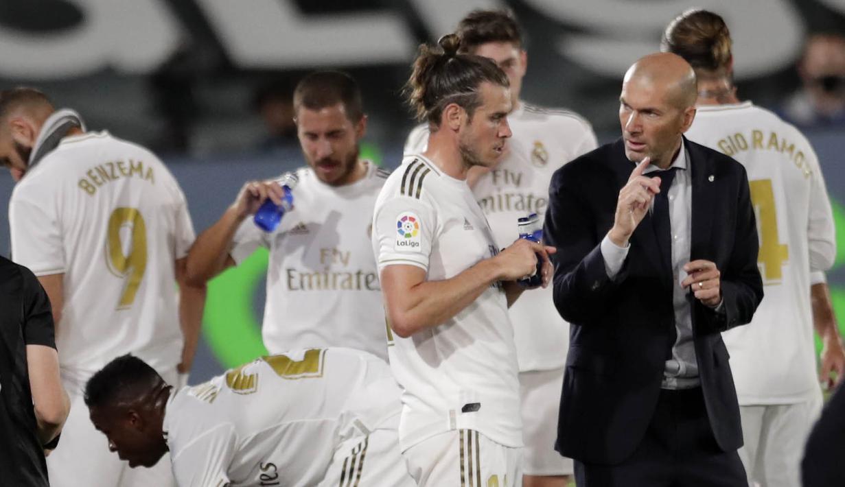 Pelatih Real Madrid, Zinedine Zidane, memberikan arahan kepada Gareth Bale, saat melawan Real Mallorca pada laga La Liga di Stadion Alfredo Di Stefano, Kamis (25/6/2020). Real Madrid menang 2-0 atas Real Mallorca. (AP/Bernat Armangue)