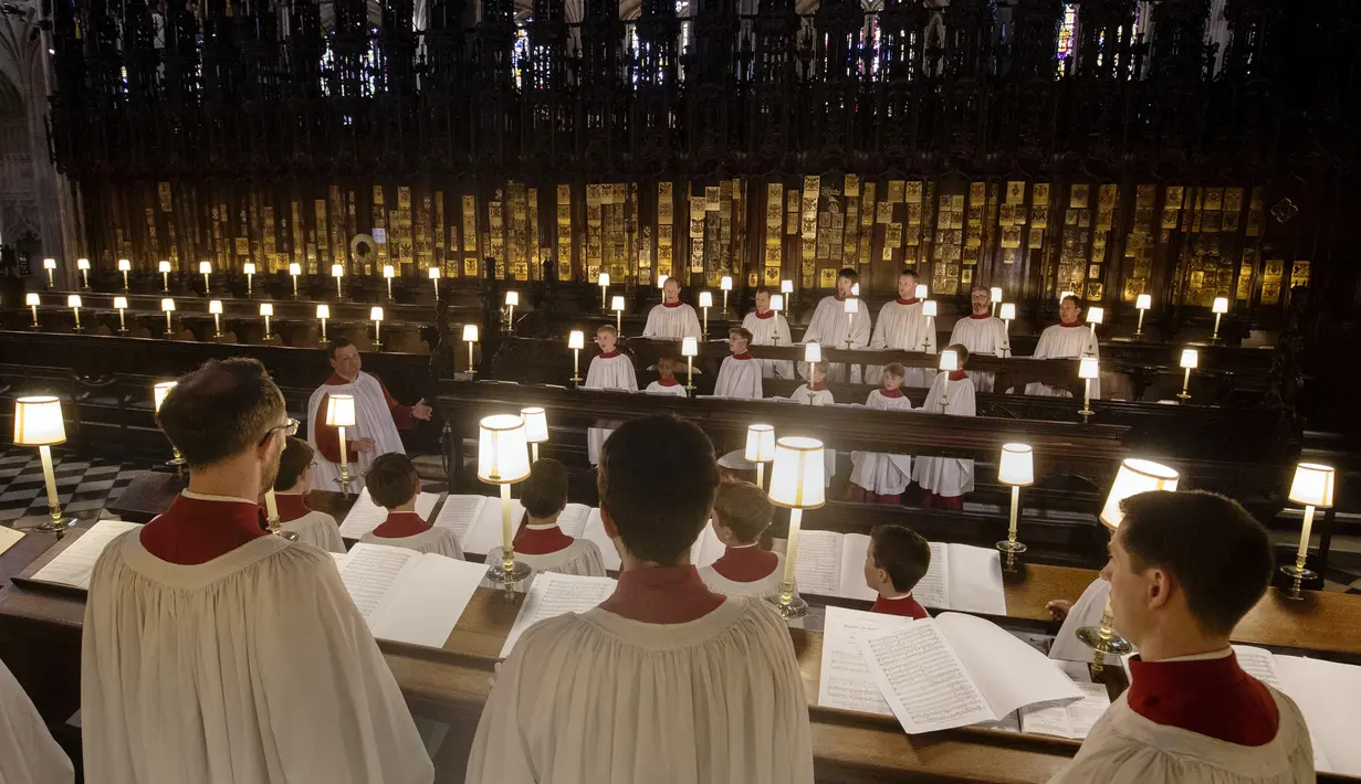 Suasana latihan paduan suara untuk pernikahan Pangeran Harry dan tunangannya Meghan Markle di St George's Chapel, Windsor, Inggris (14/5). Acara kemudian dilanjutkan dengan resepsi di St George's Hall, di dalam Kastil Windsor. (AFP/Pool/ Steve Parsons)