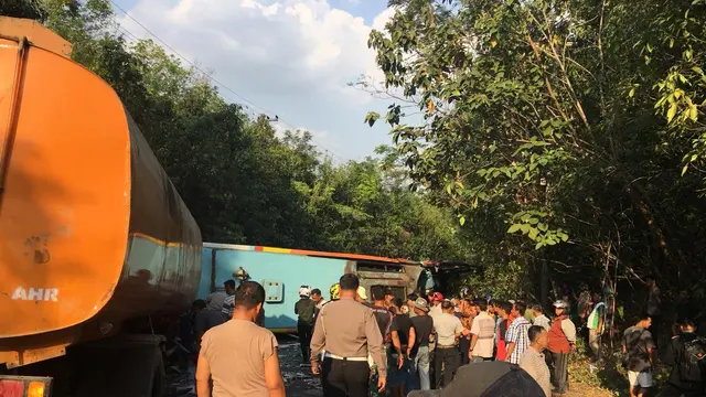Penampakan horornya kecelakaan bus di Lampung yang tewaskan 8 penumpang