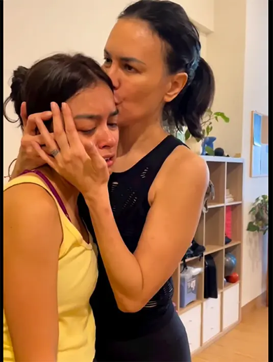 Sang ibu yang melihat putrinya menangis mendekat dan mencium dan memberikan semangat. Unggahan tersebut  membuat banyak warganet ikut tertawa. "Ikut ngakak smbl nangis jg aku! Semangat Ev!," tulis shelomitadiah. "the real Ketawa sampe nangis," tulis ars_back. [Instagram/evacelia]