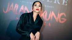 Hadir di gala premiere film Jailangkung Sandekala, Taskya Namya tampil berkarisma dengan busana serba hitam. Menyempurnakan penampilannya, kekasih Ari Irham ini memakai makeup bold dengan lipstik merah terang. Gaya rambutnya ia lebih memilih untuk mengikatnya ke belakang. (Liputan6.com/IG/@taskyanamya)