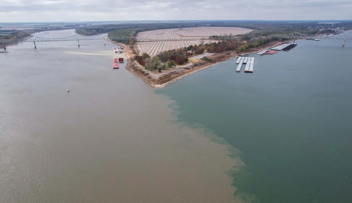 Aliran sungai Ohio ke Sungai Mississippi, kiri, Rabu, 8 November 2023, di dekat Kairo, Ill. Sebagian Sungai Mississippi berada pada titik terendah dalam sejarah setelah kondisi kekeringan terus berlanjut pada musim gugur ini. (AP Photo/Joshua A. Bickel)