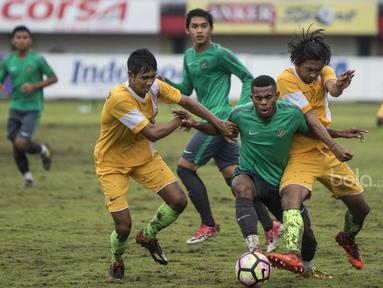 Striker Timnas Indonesia U-22, Yabes Roni Malaifani, berusaha melewati pemain PS Badung pada laga uji coba di Stadion Kapten I Wayan Dipta, Bali, Senin (10/7/2017). Timnas U-22 menang 6-1 atas PS Badung. (Bola.com/Vitalis Yogi Trisna)