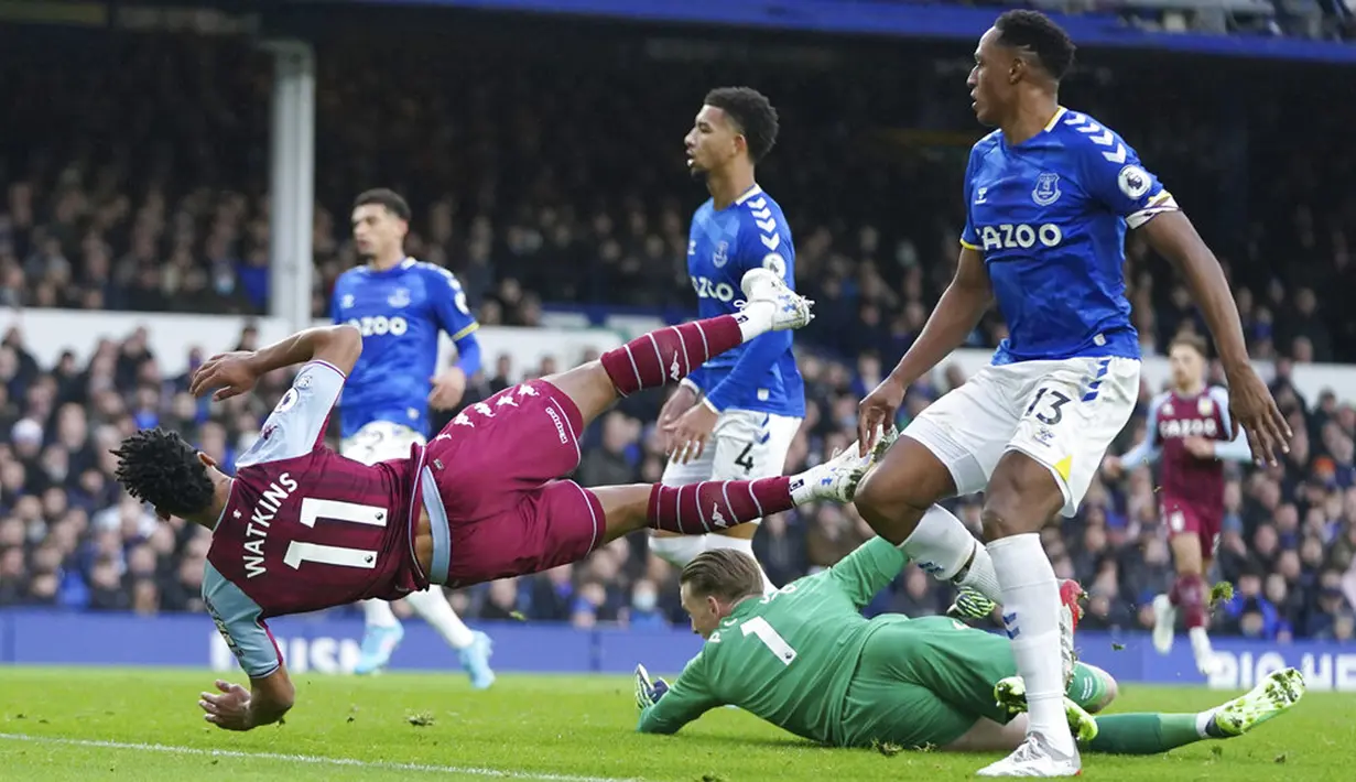 Pemain Aston Villa Ollie Watkins (atas) jatuh setelah gagal mencetak gol di depan kiper Everton Jordan Pickford pada pertandingan sepak bola Liga Inggris di Stadion Goodison Park, Liverpool, Inggris, 22 Januari 2022. Aston Villa menang dengan skor 1-0. (AP Photo/Jon Super)