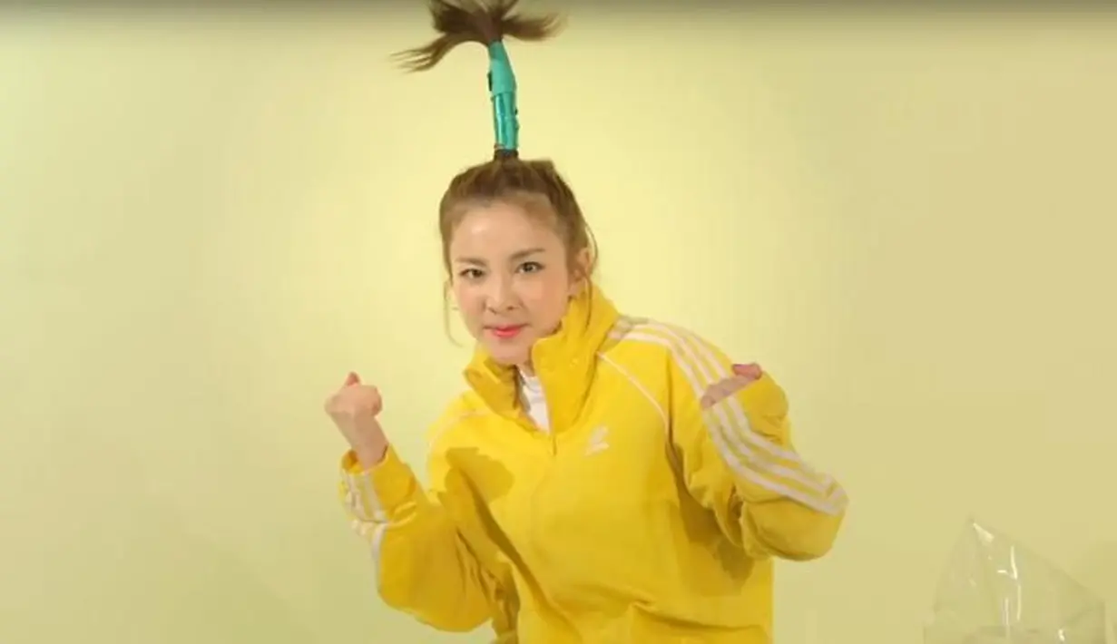 Sejak debut, perempuan 37 tahun ini memang kerap tampil dengan gaya rambut nyentrik. Seperti potret ini, Dara tampil dengan rambut yang diikat tinggi bak air mancur. (Twitter/RememberBri).