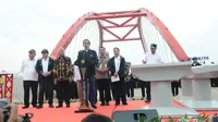 Presiden Joko Widodo atau Jokowi memberi sambutan saat meresmikan tiga ruas Tol Trans Jawa di Kendal, Jawa Tengah, Kamis (20/12). Jakarta-Surabaya maupun sebaliknya sudah bisa dilewati. (Liputan6.com/Angga Yuniar)