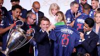 Presiden Prancis Emmanuel Macron (kiri) menerima skuad PSG usai menjadi juara Liga Champions. (Thomas PADILLA / POOL / AFP)