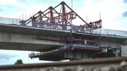 Suasana proyek pembangunan jalur lintas atas (flyover) Cakung, Jakarta, Kamis (17/12/2020). Flyover dengan biaya pembangunan mencapai Rp 261 miliar ini diharapkan mampu mengatasi kemacetan di kawasan tersebut serta meminimalisir kecelakaan akibat perlintasan sebidang. (merdeka.com/Iqbal Nugroho)