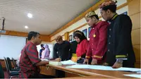 Setelah presentasi mahasiswa wajib menjawab pertanyaan ujian, dengan tetap mengenakan pakaian adat. (Suarasurabaya.net/Humas ITS Surabaya)