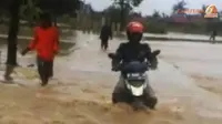 [VIDEO] Sungai Kembali Meluap, Jalan Desa Subang Terendam