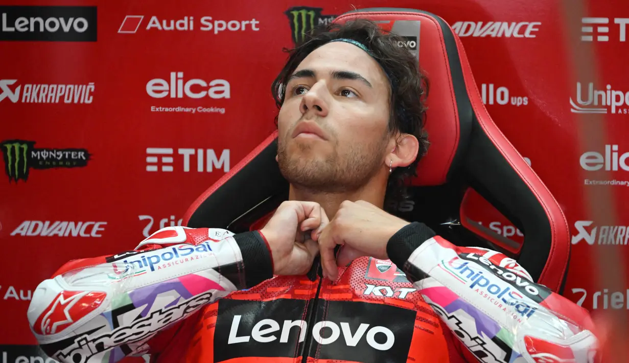 Pembalap Italia dari Ducati Lenovo Team, Enea Bastianini duduk di garasi saat sesi latihan pertama MotoGP Austria di arena balap Red Bull Ring di Spielberg, Austria, 16 Agustus 2024. (Jure Makovec/AFP)
