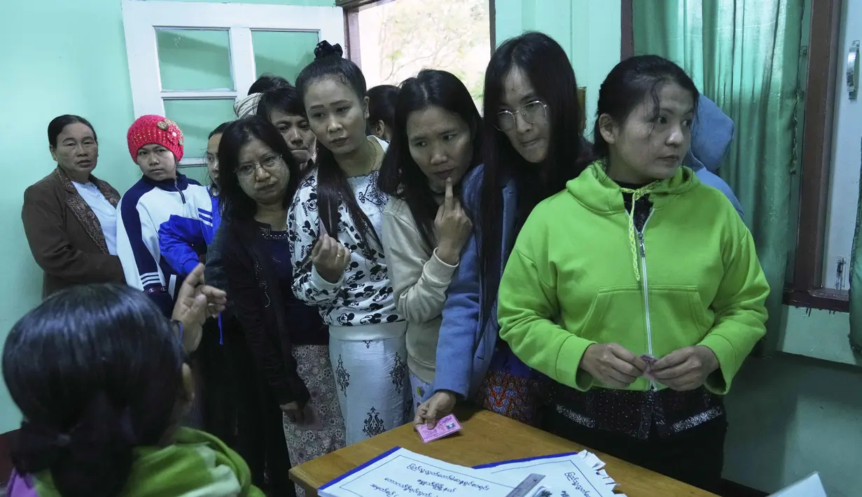 Pemungutan suara tidak dilakukan di wilayah yang dikuasai kelompok pemberontak. Tampak dalam foto, para pemilih mengantre untuk memberikan suara mereka di tempat pemungutan suara di Naypyitaw, Myanmar, Minggu, 28 Desember 2025. (AP Photo/Aung Shine Oo)