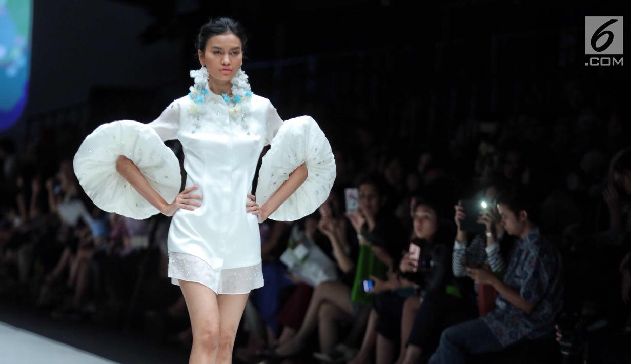 Model berjalan diatas catwalk membawakan rancangan desainer Bunka School of Fashion dalam ajang Jakarta Fashion Week 2018 di Senayan City, Jakarta, Kamis (26/10). Bunka School of Fashion mengusung “Diversity in Art". (Liputan6.com/Faizal Fanani)