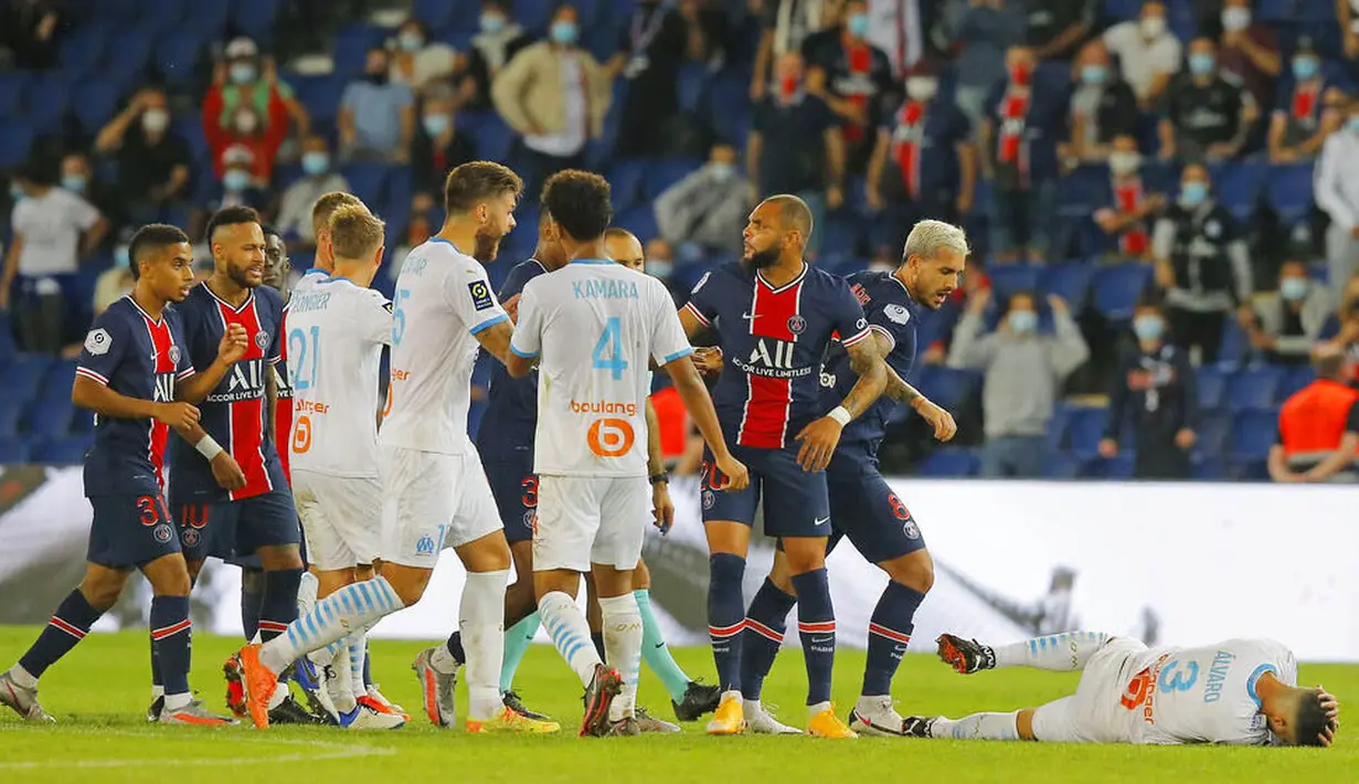 Pemain Paris Saint-Germain (PSG) bersitegang dengan pemain Marseille pada laga Ligue 1 di di Stade de France, Senin (14/9/2020). PSG takluk 0-1 dari Marseille. (AP Photo/Michel Euler)