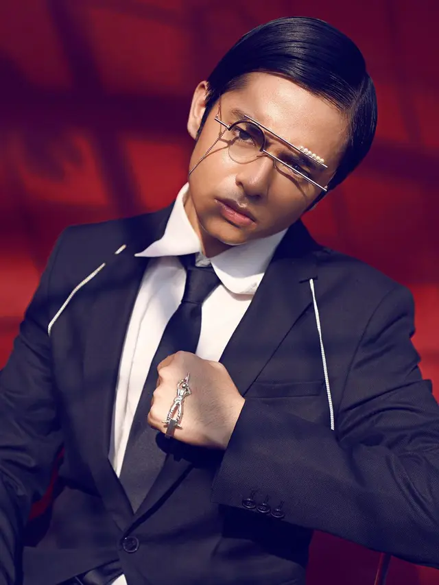 7 Gaya Angga Yunanda Tampil Stylish dengan Setelan Jas Ini Curi Perhatian