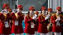 Pemandu sorak Korea Utara memainkan clarinet saat menyambut atlet asal negaranya di Desa Olimpiade, Gangneung, Korea Selatan, Kamis (8/2). (AP Photo / Jae C. Hong)