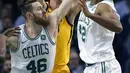 Aksi pemain Utah Jazz, Jonas Jerebko (tengah) berebut bola dengan pemain Boston Celtics, Aron Baynes (46) dan Al Horford (42) pada lanjutan NBA basketball game di TD Garden, Boston, (15/12/2017). Utah Jazz menang 107-95. (AP/Michael Dwyer)