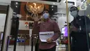 Pakar Komunikasi Politik, Effendi Gazali bersiap memberi keterangan kepada pewarta usai diperiksa di Gedung KPK, Jakarta, Kamis (25/3/2021). Effendi Gazali diperiksa sebagai saksi dalam kasus dugaan suap pengadaan Bantuan Sosial untuk wilayah Jabodetabek tahun 2020. (Liputan6.com/Helmi Fithriansyah)