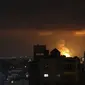 Asap dan api membubung di atas gedung-gedung setelah serangan udara Israel di Kota Gaza, Wilayah Palestina pada 9 Mei 2023. (AFP/Mohammed Abed)
