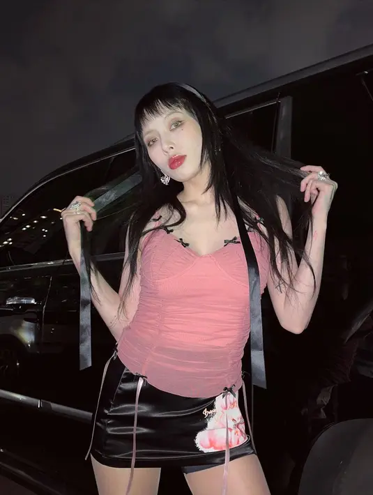 <p>Potret HyunA dengan rambut panjang yang diduga memakai extensions. Jadi, apakah Anda suka dengan gaya rambut terbarunya? (Foto: Instagram/ hyunah_aa)</p>