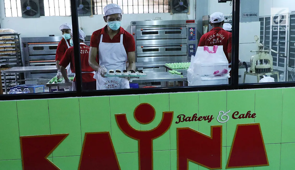 Penghuni lapas sedang membuat kue di lapas Kelas IIA Narkotika Jakarta, Cipinang, Jakarta, Sabtu (9/9). Kegiatan tersebut sekaligus memberikan pelatihan dan bekal keterampilan bagi para penghuni lapas ketika nanti mereka bebas. (Liputan6.com/Angga Yuniar)