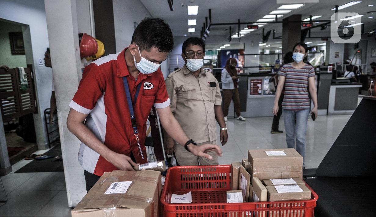 Petugas memeriksa kondisi paket sebelum proses pengiriman melalui jasa ekspedisi JNE di Tomang, Jakarta, Selasa (29/12/2020). Penggunaan jasa ekspedisi atau kurir meningkat hingga 85 persen selama pandemi COVID-19. (merdeka.com/Iqbal S. Nugroho)