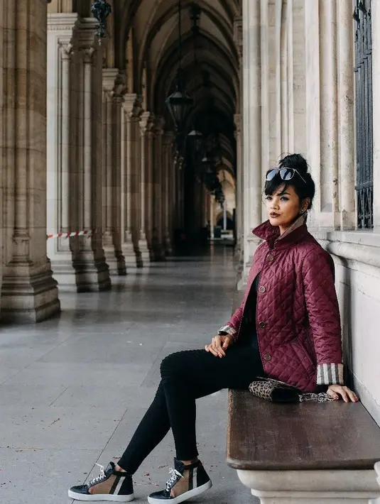 “Banyak yang penasaran dengan agama kita dan percampuran budaya dikeluargaku. That's my little bear Armand mengimami shalat Maghrib dengan Daddy,” tulis Farah pada akunnya, Jumat (12/2/2016). (Instagram/farahquinnofficial)